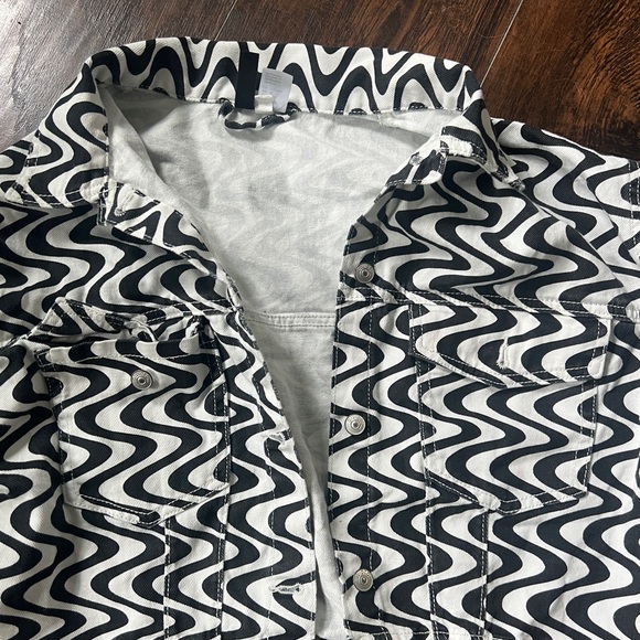 H&M size Medium cropped jean jacket in funky zig zag black and white - Picture 3 of 4